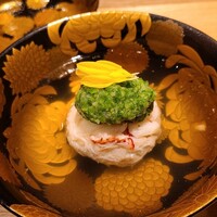 料理屋 植むら - ②毛蟹真薯、刻みおくら載せ、菊花添え、利尻昆布出汁のお椀
                    蓋を開けると利尻昆布の香りが立ち昇り食べる前でも利尻昆布のお出汁だと分かります
                    お出汁は透明感がありながらも輪郭がはっきりしたキレのある味わい