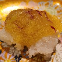 料理屋 植むら - ⑤炭直載せ焼き鱧(兵庫県明石産、900g)の焼き霜、酢橘&紫菊花のお浸しの出汁ジュレ
                      産卵期は夏～秋、旬は初夏～初秋。
                      骨切りし易い700gが特上ですが、大きいほど味わいに深みがある。