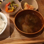 チアリ - 揚げ鶏のピリ辛香味ソ-ス　小鉢