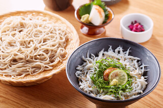 h Ishiusubiki Soba Ishiraku - 週末お昼限定　しらす丼と二八そばのセット