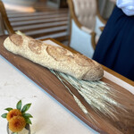 est - 美味しいフランスパン、上にきなこがかかっています。シニフィアンシニフィエのもの。