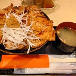 炭焼 豚丼 小豚家 - Ｃ豚丼 Mix  @990円也。バラとロースの合盛で、ご飯は普通盛りです。