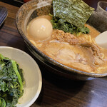 麺屋 優創 - 豚骨しょうゆラーメン＋味玉＋ほうれん草