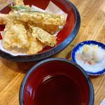 きそば 柏屋 - 来ました～　揚げたて天ちらし　1850円（内税）　大海老2本、キス1匹、茄子2、カボチャ1，しし唐1，