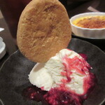 ジュイップ - バニラアイスにはベリーのソースがけ