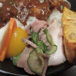 ジュイップ - カレーにはオムレツなどのおそうざいも盛ってあります