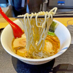 超純水採麺 天国屋 - 自家製麺の生麺にも関わらず、まるでフライ麺の様な味と食感になっている麺