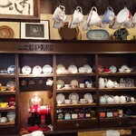 山本珈琲倶楽部 - カウンター越しにカップが並びます(2022・9)