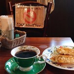 山本珈琲倶楽部 - コロナの感染対策で2人掛け席は1人席になってそれも窓向きのみ利用可になってましたね(2022・9)