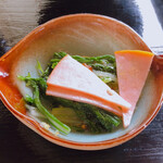 魚久 - 小鉢は水菜とハムの1品