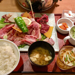 Patsupare Yakiniku Genki - ご飯、みそ汁、うどん、蓮根煮物、野菜サラダ、キムチ、杏仁豆腐付き。