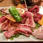 Patsupare Yakiniku Genki - メニューには、「アンガス牛カルビ、こだわり元気カルビ、中落ちカルビ、他3種」と書いてありますが、他に鶏肉が２種類、ベーコンチーズ巻きなども混じっています。