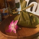 Hawaian Resutoran Ando Ba-Rei Aroha - ■カルアピッグ
      
      ¥560(税込)
      
      古代からハワイで、誕生日や結婚式など、祝いの席や『ルアウ』(ハワイ語で宴)の後に食べられている伝統料理。簡単に言うと『豚の蒸し焼き』ハワイアンソルトで味付けし、バナナの葉で包み長時間蒸し焼きにする、豚本来の味を活かしたシンプルな料理。
      一緒に蒸した、旨味をたっぷり吸ったキャベツと共にお召し上がり下さい