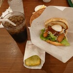 モスバーガー 新潟亀貝店 - 左から、ペプシコーラ✨ 枝豆コーンフライ✨ 月見フォカッチャ✨