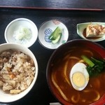 屋島 - 久々にうどん。
            今日はカレーうどんと炊き込みご飯のセット。