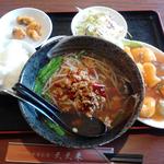 Tentenrai - 2013年4月22日　日替りランチB。エビチリ、台湾ラーメン(醤油、塩、豚骨も可)、サラダ、タコの唐揚、漬物(ラーメンの陰)、ご飯。