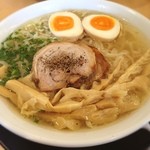 絢 - 調布市「麺処 絢」にて
            塩ラーメン！
            アッサリながらも丁寧な仕上がりは醤油とも同じながら、平打ち麺とよく合います！食べ終わると気持ち醤油より濃い印象。美味しかった！