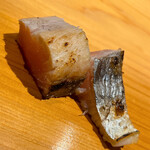 こま田 - 鳥羽に水揚げされた鰆。実際はセントレア空港沖の釣りらしいです。皮目を軽く炙った焼霜仕立てで提供