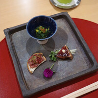 肉割烹 赤坂ゆうが - 内もも肉タルタル/  戻り鰹漬け　/春菊　おひたし