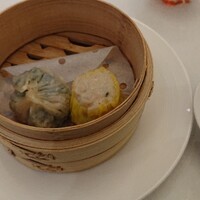 中国料理 煌蘭苑 - 蒸し点心二種 盛合せ（鶏肉と筍の蒸し焼売、豚肉と葱の蒸し餃子）