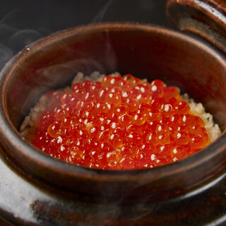 [Upscale luxury] Popular sea urchin shabu & salmon roe rice in a clay pot