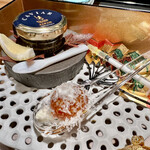 肉割烹 無膳福助 - 注射器はトリュフのソース