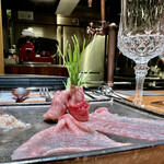 肉割烹 無膳福助 - なにわ黒牛タンの昆布シメ