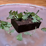 肉割烹 無膳福助 - チョコテリーヌとドライミント