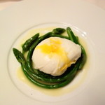 レストラン・セン - アスパラ　ソバージュとビーツ　ポーチドエッグをのせて