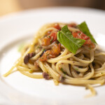 かわ津 - オリーブ、アンチョビ、ケイパーのプッタネスカ。