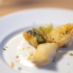 かわ津 - ２ピースほど食べた後に写真を撮っていないことに気づいた太刀魚とピーマン（パドロン）のフリッター。食べ散らかしていることを少しでも誤魔化すために、絞り開放で撮影 ^^;。