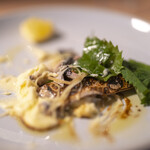 かわ津 - 何切れか食べた後に写真を撮っていないことに気づいた締め鰤。これまたちょっと誤魔化すために絞り開放で撮影 ^^;。なんだろう、私は完全にいつものペースから逸脱していました。