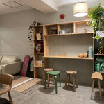 かわ津 - 店内風景。壁面棚が完成していました。