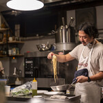 かわ津 - 厨房の風景。オーナーシェフ、Ｎ氏＝ノブさんです。