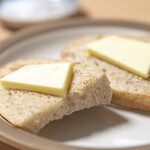 かわ津 - バター乗せパン。