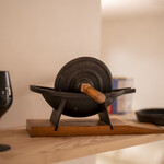 かわ津 - 店内風景。この薬研はプロップスではなく、実際に七味などを挽くのに使われています。