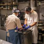 かわ津 - 厨房風景。