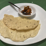 インド宮廷料理 Mashal - パパドはおとーしかな？
      ピックルが付くのがイイですね。