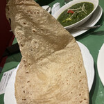 インド宮廷料理 Mashal - ルマリロティを広げたサマ。
      コレで半分の大きさ。
      オレが今まで喰べたルマリロティとは違い、粉のウマさがあります。コイツでエロエロ喰べるのをオススメしたいけど、他のブレッドも気になるところ。