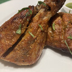 インド宮廷料理 Mashal - タンドリーチキン接写！
      見た目では伝わらないけど、口に入れた瞬間に香ばしさからスパイシーさから全然違うし、それでいて旨味もモッコリ残っていて、更にジューシーという。