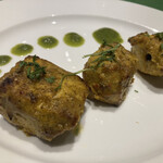 インド宮廷料理 Mashal - フィッシュティッカを引きで。
      コレひと口喰った瞬間、仮称小川良子と顔を見合わせました。
      だがしかし見た目では伝わらない悲しみ。ぴえん。