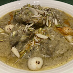 インド宮廷料理 Mashal - マトンジャハーンギリーコルマ
      手前に転がった白いのはマカナです。独特のサクサク食感のスナックのようなモノ。インド食材店では見かけるけど、店で使われてるのを見たのは初かも。