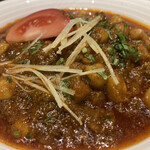 インド宮廷料理 Mashal - チャナマサラ。
      トマトベースの酸味とギリギリの火入れのひよこ豆のコックリとした旨味。スパイスのカホリがオイリーに乗って素朴ながらもひと味違うウマさです。