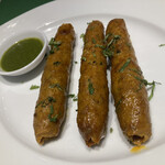 インド宮廷料理 Mashal - シークカバブもひと味違いますよ。
      割とギッシリとした肉感ながら、口当たりは柔らか。そしてもちろんスパイシー。ランチ経験者の仮称小川良子はランチで喰べた時とはやっぱり違うと言ってましたよ。