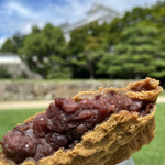 鯛焼本舗 遊示堂 - 流石に城内で食べるのは、はばかられる(笑)入城ゲートより手前でいただきました。皮、薄い〜♪