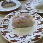 佐渡廻転寿司 弁慶 - 左手奥が「あじ」、右手奥が「えんがわ」、手前正面が「真鯛」です。