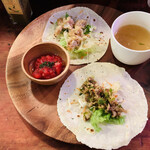 楽島モアイモ食堂 - チキン＆シュリンプのタコス