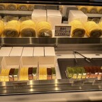 ロリアン洋菓子店 - 料理写真:カットものも揃えるのは、ありがたい♪