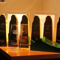 天寿し 京町店 - 燦然と輝く6本のゴールドトロフィー