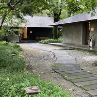 エヴァム・エヴァ・ヤマナシ・アジ - 奥の建物がレストラン棟、右手はアパレル販売棟です